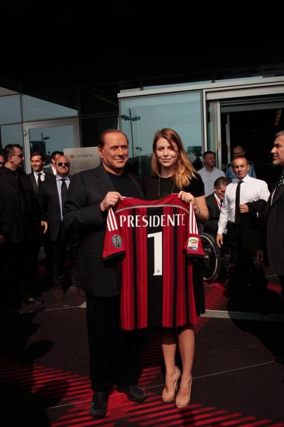 Storia recente: Silvio Berlusconi con la figlia Barbara, ora a.d., davanti alla nuova sede rossonera. LaPresse